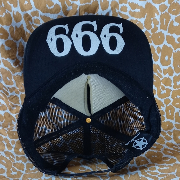 black snapback hat - Picture 3 of 4